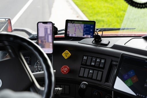 truck tracking_2726138787